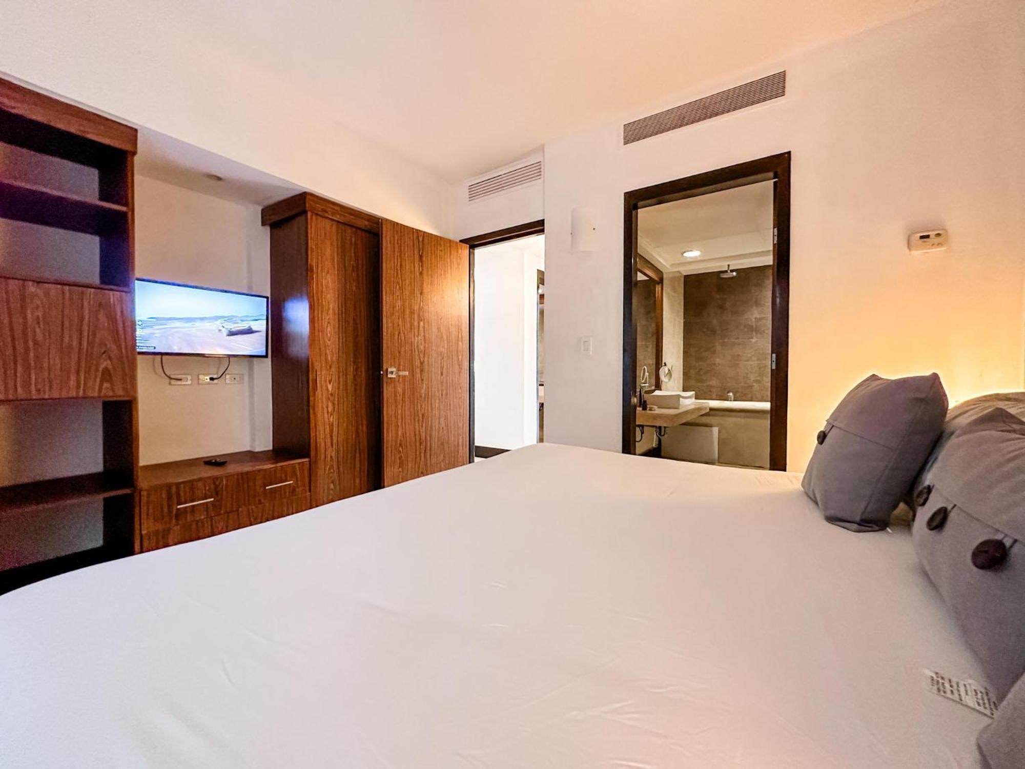 At 1124 Two Bed Reflecting Pool View Close Beach *