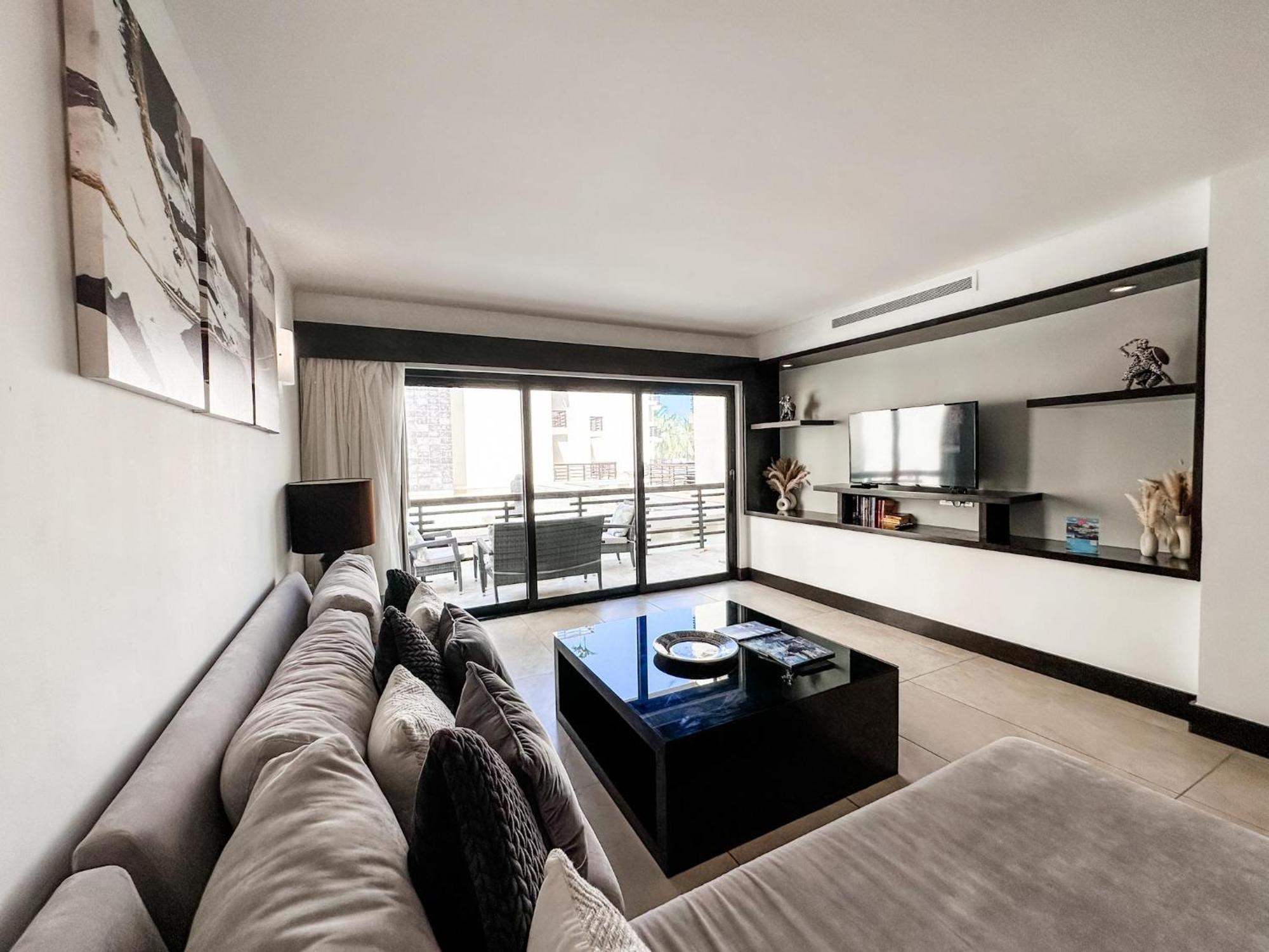 At 1124 Two Bed Reflecting Pool View Close Beach *
